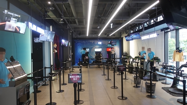 VR스테이션 강남점은 다양한 VR 어트렉션을 갖춘 곳이다.