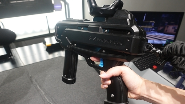 갤러그 피버에 사용되는 총 컨트롤러이다.