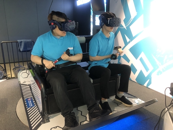 VR 래프팅도 지나가는 이들의 발길을 사로잡았다.