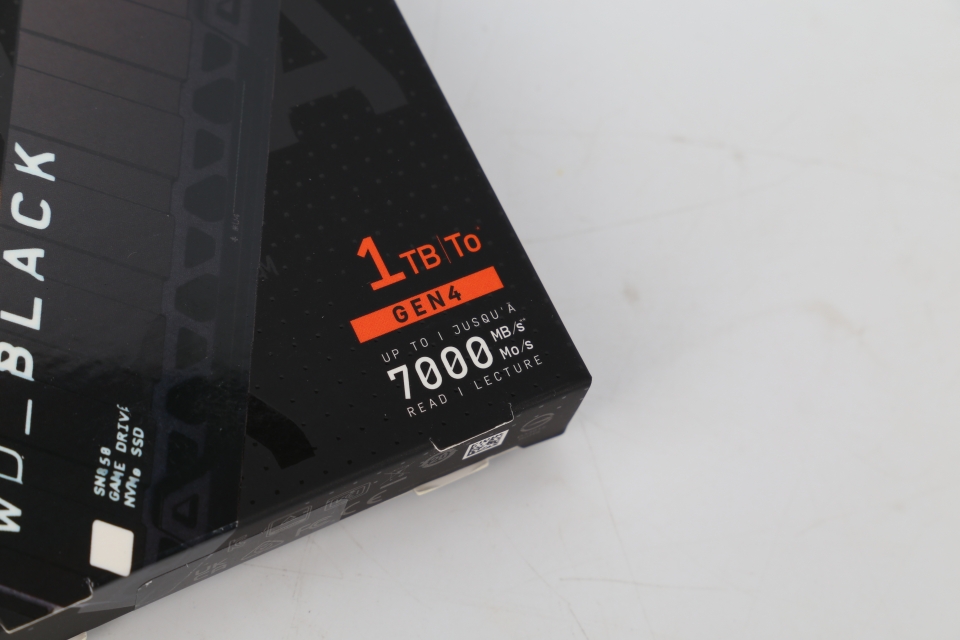 SN850 히트싱크는 패키지만 살펴봐도 하이엔드 SSD임을 단번에 알 수 있는 제품이다.