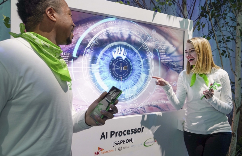 SK텔레콤이 SK 관계사와 함께 마련한 공동 전시 부스에서 모델들이 AI 반도체 '사피온(SAPEON)'을 소개하고 있다.