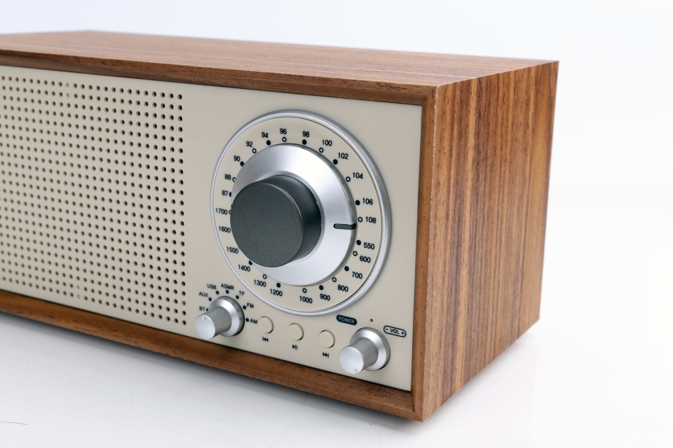 80년대 라디오를 연상시키는 주파수 다이얼이 전면에 배치됐다.