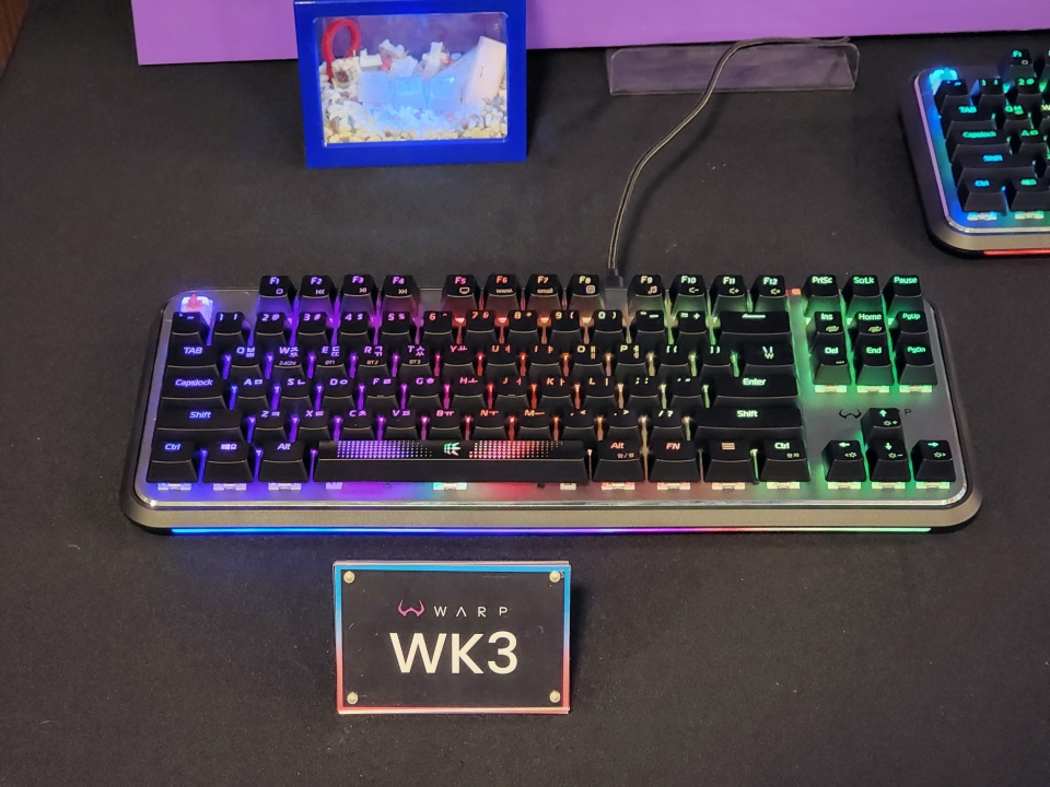 WARP WK3는 알루미늄 프레임에 MANIC 2세대 스위치, 21가지 RGB 게이밍 이펙트가 더해진 유무선 게이밍 키보드다.