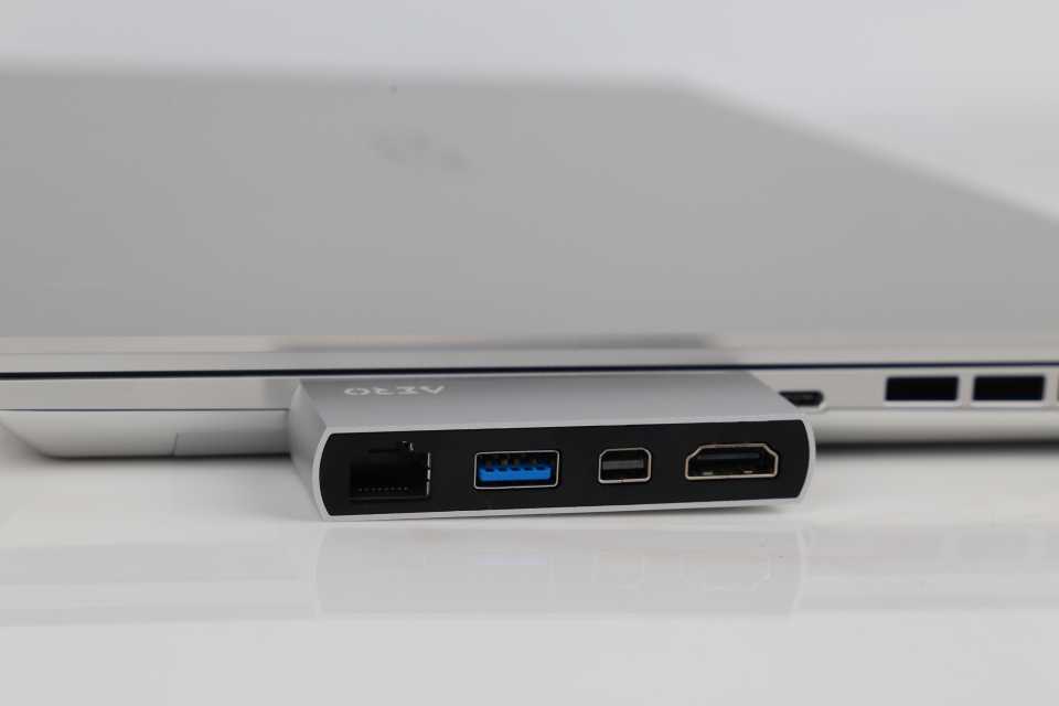 USB Type-C 허브를 통해 RJ45, USB Type-A, Mini DP, HDMI 포트를 사용할 수 있다.<br>