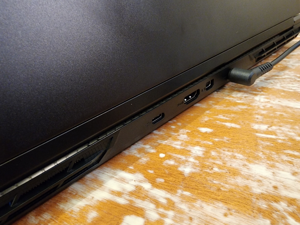 뒷면에 HDMI 2.1과 MiniDP 1.4, 썬더볼트 4 포트가 배치됐다.