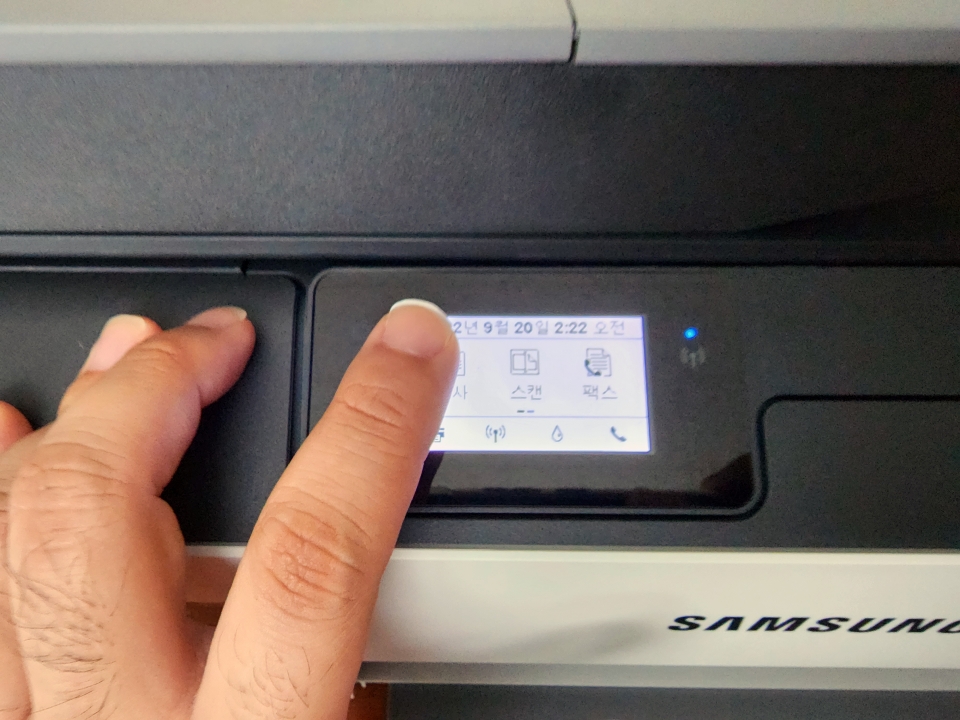 터치스크린에서 간편하게 복사, 스캔, 팩스 등을 진행할 수 있다.