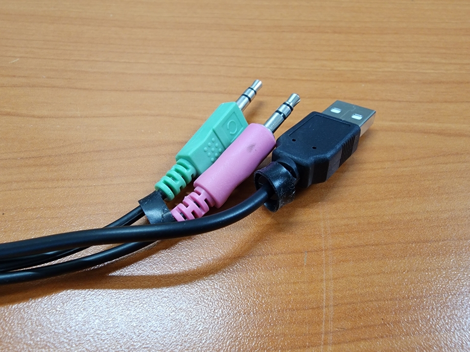 USB 포트로 전원을 공급받기 때문에 연결이 간편하다.