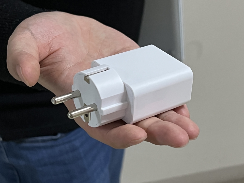 그램 스타일 16에는 아담한 사이즈의 플러그 일체형 USB-PD 충전기가 동봉된다.