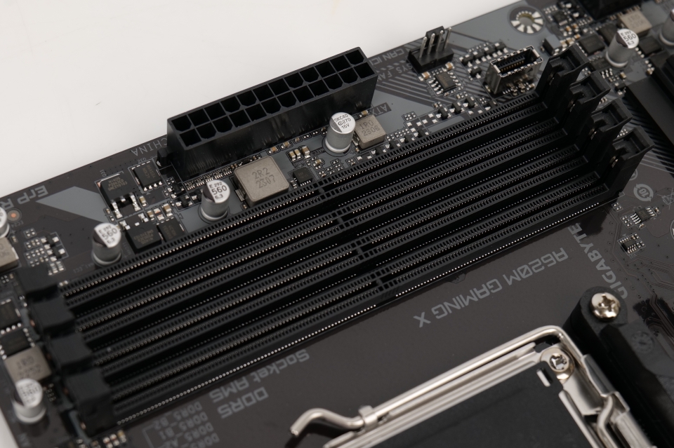 4개의 DDR5 램을 장착해 최대 128GB 구성도 가능하며, 오버클럭 없이 4400MHz, 4800MHz, 5200MHz 램을 지원한다.