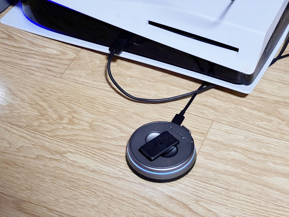 하나의 USB 단자만으로 무선 동글과 배터리 충전을 동시에 해결할 수 있었다.
