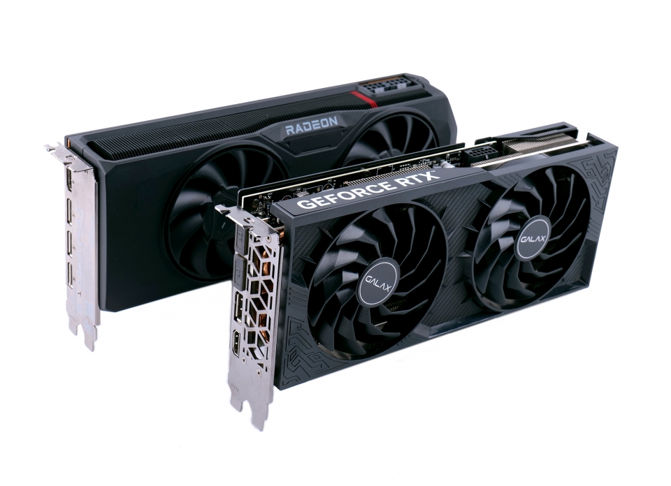 비교 대상 그래픽카드는 ‘라데온 RX 7800 XT’와 ‘지포스 RTX 4070 SUPER’이다.