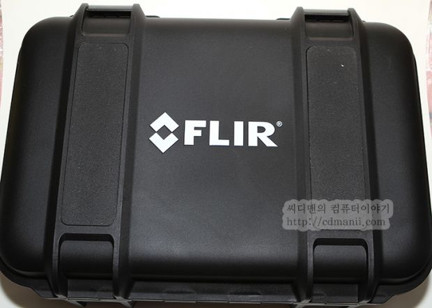 FLIR E30, FLIR E40, It, 사용기, 열화상카메라, 열화상카메라 추천, 추천, 후기, 플리어, 플리어 E40, 플리어 E30,FLIR E40 개봉기를 이제 드디어 적게 되었네요. 그동안 열화상카메라 추천 목록들을 보면서 사야하나 말아야하나 고민하다가 큰 지출을 했습니다. FLIR E40 개봉 후 사용을 하기 전에 시연을 먼저 봐서 인지 실제 사용은 너무 간단했습니다. 한가지 다행인점은 다른곳에서 시연하는것을 봤을 때는 제품이 버튼 눌렀을 때 반응이 좀 느리고 답답했던 기억이 있었는데 Flir E40은 꼭 그렇지는 않더군요. 그리고 직접 사용해보니 알게된것도 많았습니다. 그리고 열화상카메라에 대한 환상이 어느정도는 깨졌고 그리고 반대로 이런것도 할 수 있구나 하는것을 반대로 알게도 되었습니다. 구매를 하기 전 열화상카메라 추천 제품들을 하나씩 실제로 제품 시연을 봤었는데요. 플루크도 가보고 테스토코리아도 가보고 근데 마음에 들었던것은 이제품이였기에 이것으로 사긴 했는데 근데 좀 무겁네요. 휴대용이라고 하더라도 생각보다는 많이 묵직 했습니다. 그리고 사진으로 볼 때에는 겉부분이 고무인지 알 수 없었는데 실제로는 좀 단단한 형태의 고무로 덮혀 있더군요. 물론 떨어뜨리면 안되겠죠. 그리고 렌즈부분에 스크레치도 주의 해야합니다. 고가의 장비이다 보니 아차하는 순간에 고장날 수 도 있죠. Flir E40이 맘에 드는점은 3개의 스팟포인터를 놓고 바로 한사진에서 온도 비교 및 분석이 가능하다는 점입니다. 그리고 WiFi 연결이 가능해서 스마트폰으로 사진을 바로 보내서 분석할 수 있습니다. 물론 PC로도 가능하긴 하지만 외부에 있을 때에는 스마트폰이 좀 더 편하죠. 특정 부분 온도 체크도 스마트폰에서는 손으로 옮겨가면서 온도를 볼 수 도 있습니다. 그리고 처음 구매 후 받았을 때 놀랐던것은 거대한 가방입니다. 물론 열화상 카메라의 부피가 좀 있긴 하지만 훨씬 더 큰가방을 제공합니다. 왜냐면 다른 구성품들을 쉽게 넣고 다니게끔 하기 위해서이죠. 그리고 재질도 엄청 튼튼 합니다. 얼핏 생각에 가방만해도 약간 가격일 할것같은 생각이 들었습니다.